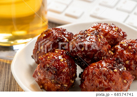 オンライン飲み会イメージ。鶏だんごとビールとキーボード。 オンライン飲み会イメージ。鶏だんごとビールとキーボード。 68574741