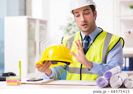 Young male architect working in the office 68575415