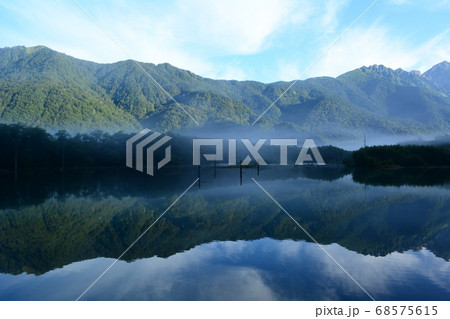 上高地の朝の風景 68575615