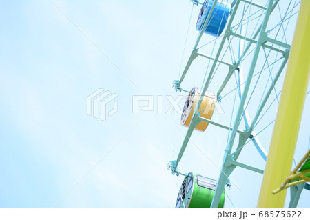 良く晴れた春の日の観覧車 68575622