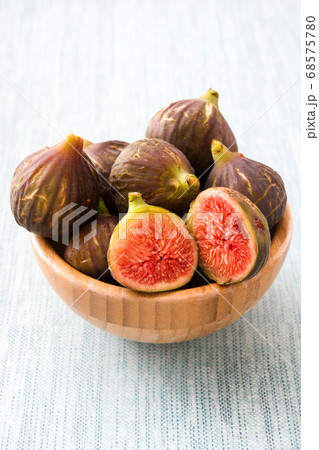 Fresh figs in bowl on blue background	 68575780