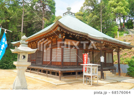 【新四国曼荼羅霊場】第三十八番【四国三十六不動】第二十一番　満願寺　梅雨晴れの本堂　愛媛県今治市 68576064