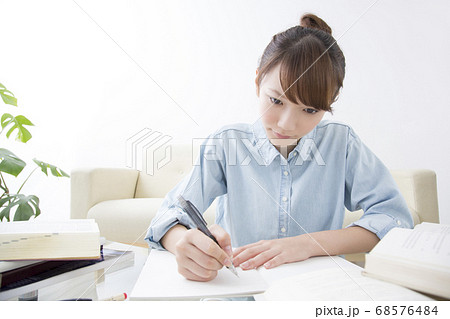 家で勉強をする女性 68576484