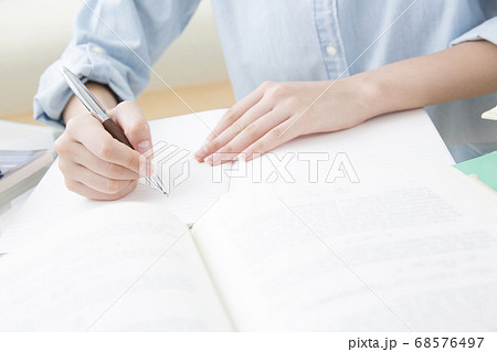 家で勉強をする女性 家で勉強をする女性 68576497