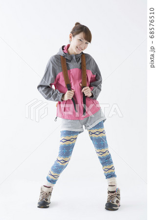登山をする女性 68576510