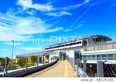 愛・地球博記念公園駅に停車するリニモの風景 68576788