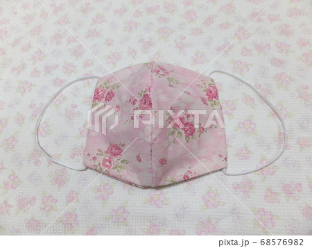 ハンドメイドの花柄の立体マスク ハンドメイドの花柄の立体マスク 68576982