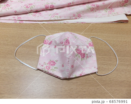 ハンドメイドの花柄の立体マスク ハンドメイドの花柄の立体マスク 68576991