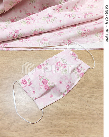 ハンドメイドの花柄の立体マスク 68576995