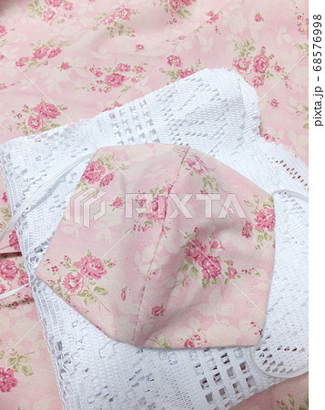 ハンドメイドの花柄の立体マスク 68576998