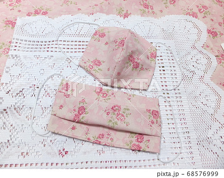 ハンドメイドの花柄の立体マスク ハンドメイドの花柄の立体マスク 68576999