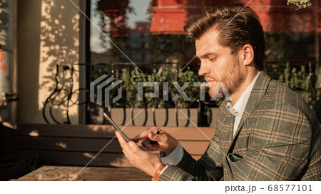businessman working at the table in open coffee 68577101