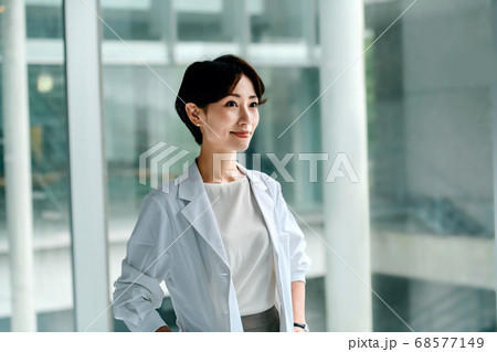 病院で白衣を着た笑顔の女性医師 68577149