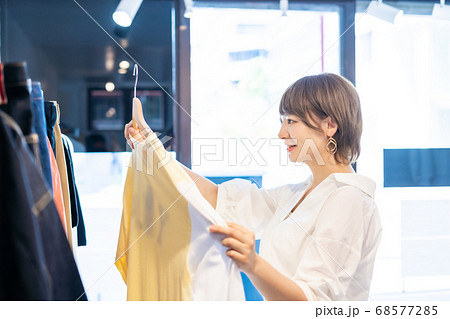 ブティックで買い物をする若い女性 68577285