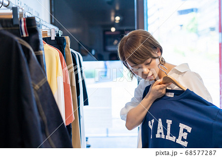 ブティックで買い物をする若い女性 ブティックで買い物をする若い女性 68577287
