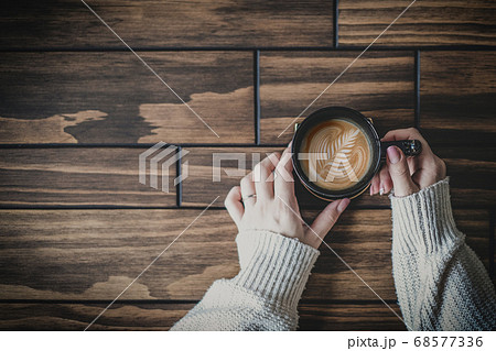 コーヒーを飲む人 コーヒーを飲む人 68577336