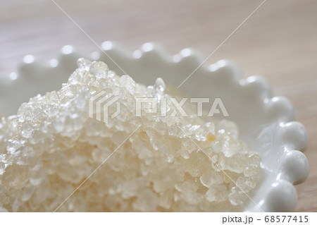 イスラエル産の死海のバスソルトのクローズアップ イスラエル産の死海のバスソルトのクローズアップ 68577415