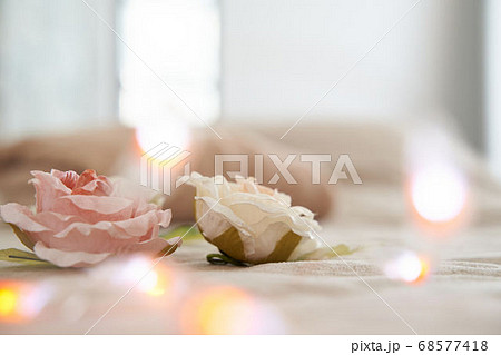 エステサロンのベッドに置かれたバラ 68577418