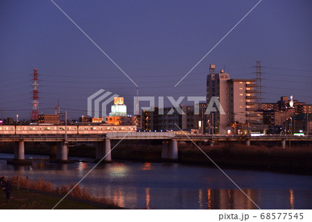 夕方の鶴見川と東急東横線(横浜市港北区綱島) 夕方の鶴見川と東急東横線(横浜市港北区綱島) 68577545