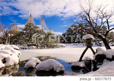 石川兼六園の冬景色 68577675
