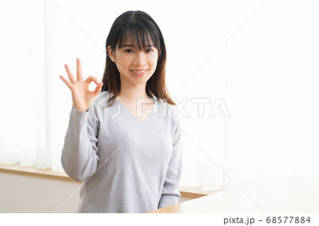 OKのポーズをする若い女性 OKのポーズをする若い女性 68577884