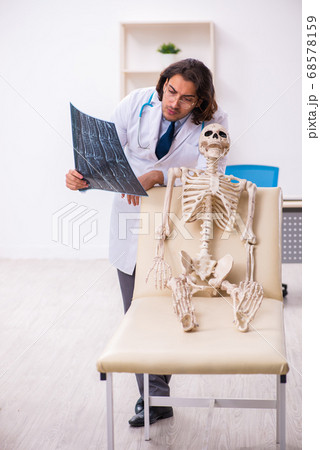 Crazy doctor examining dead patient Crazy doctor examining dead patient 68578159