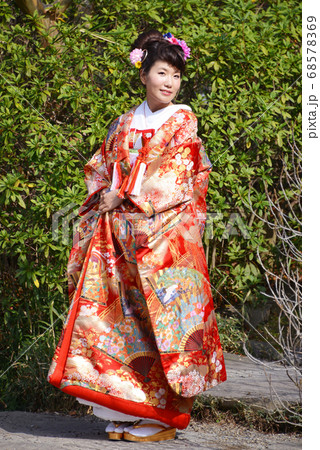 日本庭園にいる色打掛を着た女性 日本庭園にいる色打掛を着た女性 68578369