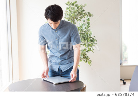 フリースペースで仕事をする若い男性 フリースペースで仕事をする若い男性 68578374