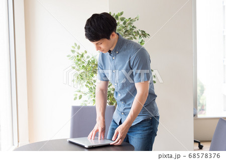 フリースペースで仕事をする若い男性 フリースペースで仕事をする若い男性 68578376