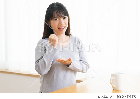 納得する若い女性 68578480