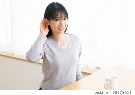 聞き耳をたてる若い女性 聞き耳をたてる若い女性 68578613