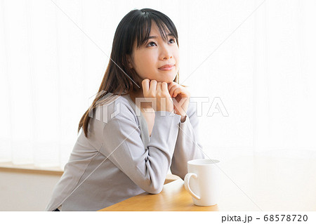 見上げる若い女性 見上げる若い女性 68578720