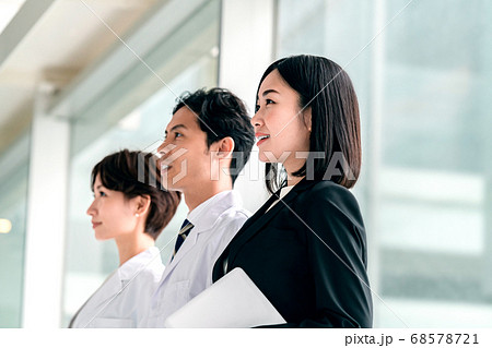 病院で並ぶ白衣の医者とスーツ姿のMRの女性 病院で並ぶ白衣の医者とスーツ姿のMRの女性 68578721