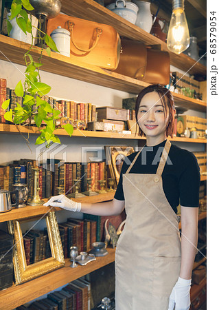 アンティークショップ　店員　学芸員　鑑定士 68579054