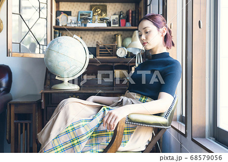 女性ポートレート　ファッションイメージ 68579056