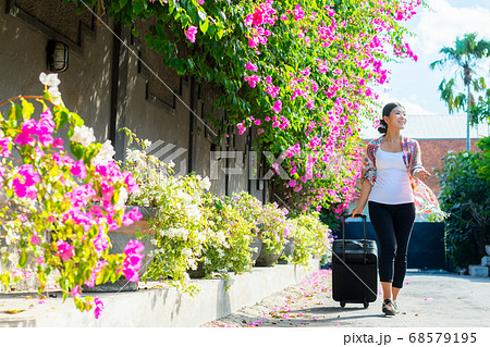 旅する女性 68579195