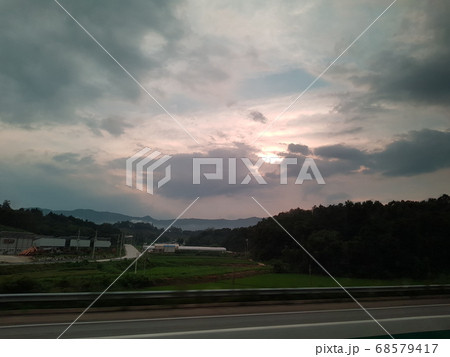 夕焼け 日没 夕暮れ 68579417