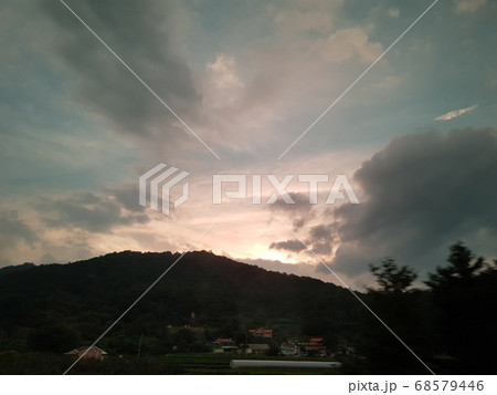 夕焼け 日没 夕暮れ 68579446