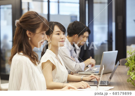 コワーキングスペースで働く人たち コワーキングスペースで働く人たち 68579899
