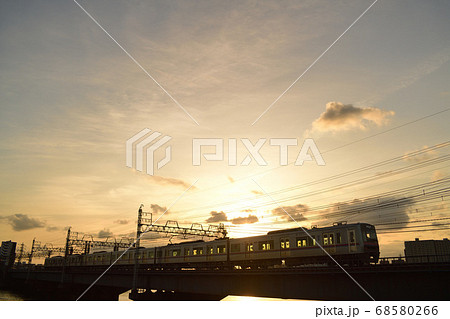 夕暮れの中川橋梁を渡る京成電車 夕暮れの中川橋梁を渡る京成電車 68580266