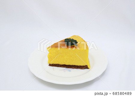 白いお皿にのったカボチャケーキ 白いお皿にのったカボチャケーキ 68580489