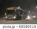 東京　大雪　深夜　バス　風景 68580518