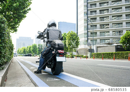 バイクライフ　ライダーとバイクと横浜市　後姿 68580535