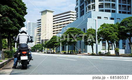 バイクライフ　ライダーとバイクと横浜市　後姿 68580537