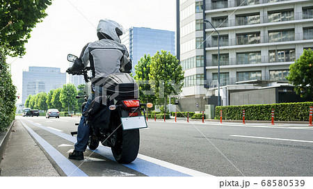 バイクライフ　ライダーとバイクと横浜市　後姿 68580539