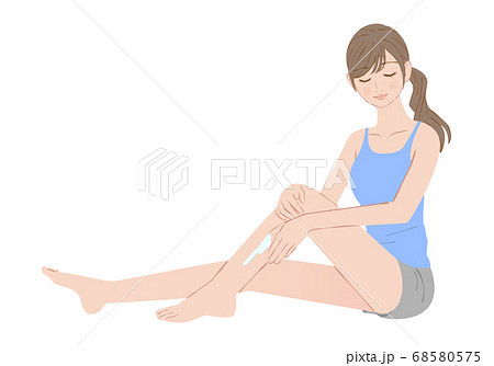 脚に日焼け止めを塗っている女性 脚に日焼け止めを塗っている女性 68580575