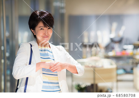 お買い物を楽しむ40代女性 お買い物を楽しむ40代女性 68580708