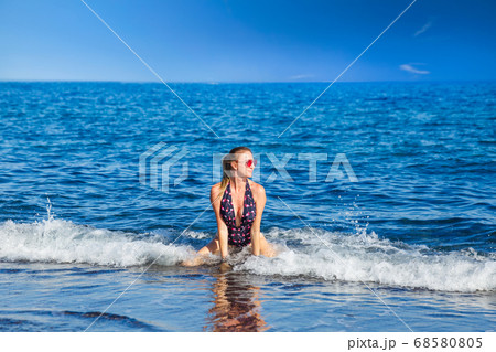 Young woman in the sea waves Young woman in the sea waves 68580805