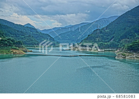 浦山ダムから見た夏の秩父さくら湖(絵画風) 浦山ダムから見た夏の秩父さくら湖(絵画風) 68581083