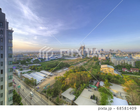 タイ・バンコク バンナー地区と中心部高層ビル群遠景 / Bang Na aria, Bangkok 68581409